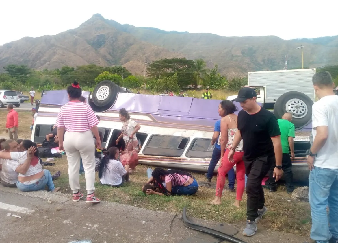 Vuelco de autobús en la ARC tramo Carabobo deja un saldo de seis muertos y 21 heridos
