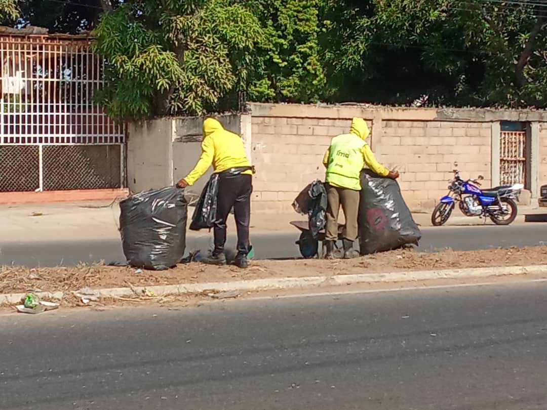 ¡Gran Operativo del IMA: Cuadrillas Limpian 11 Kilómetros de Vías en Guajira y Curva-La Concepción!