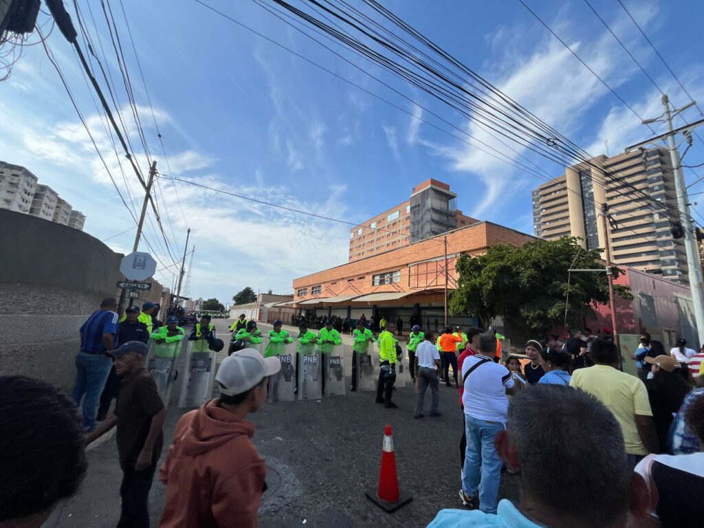 “Abarrotadas” las oficinas del Saime en Maracaibo el primer sábado de jornada especial de cedulación