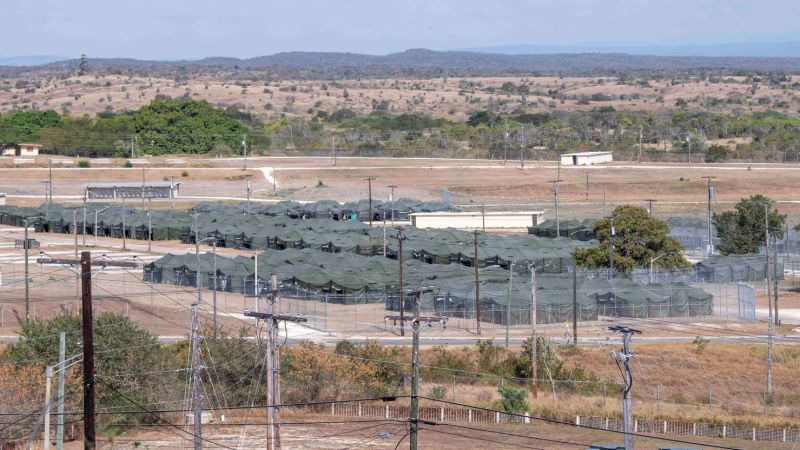 EE.UU. suspende plan de alojar a inmigrantes en tiendas de campaña en Guantánamo ante la preocupación por las condiciones