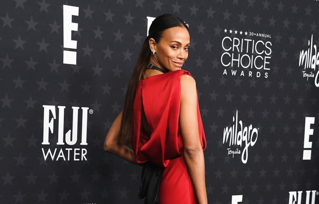 Zoe Saldaña se alzó con el premio a mejor actriz de reparto en los Critics Choice Awards por su trabajo en Emilia Pérez.