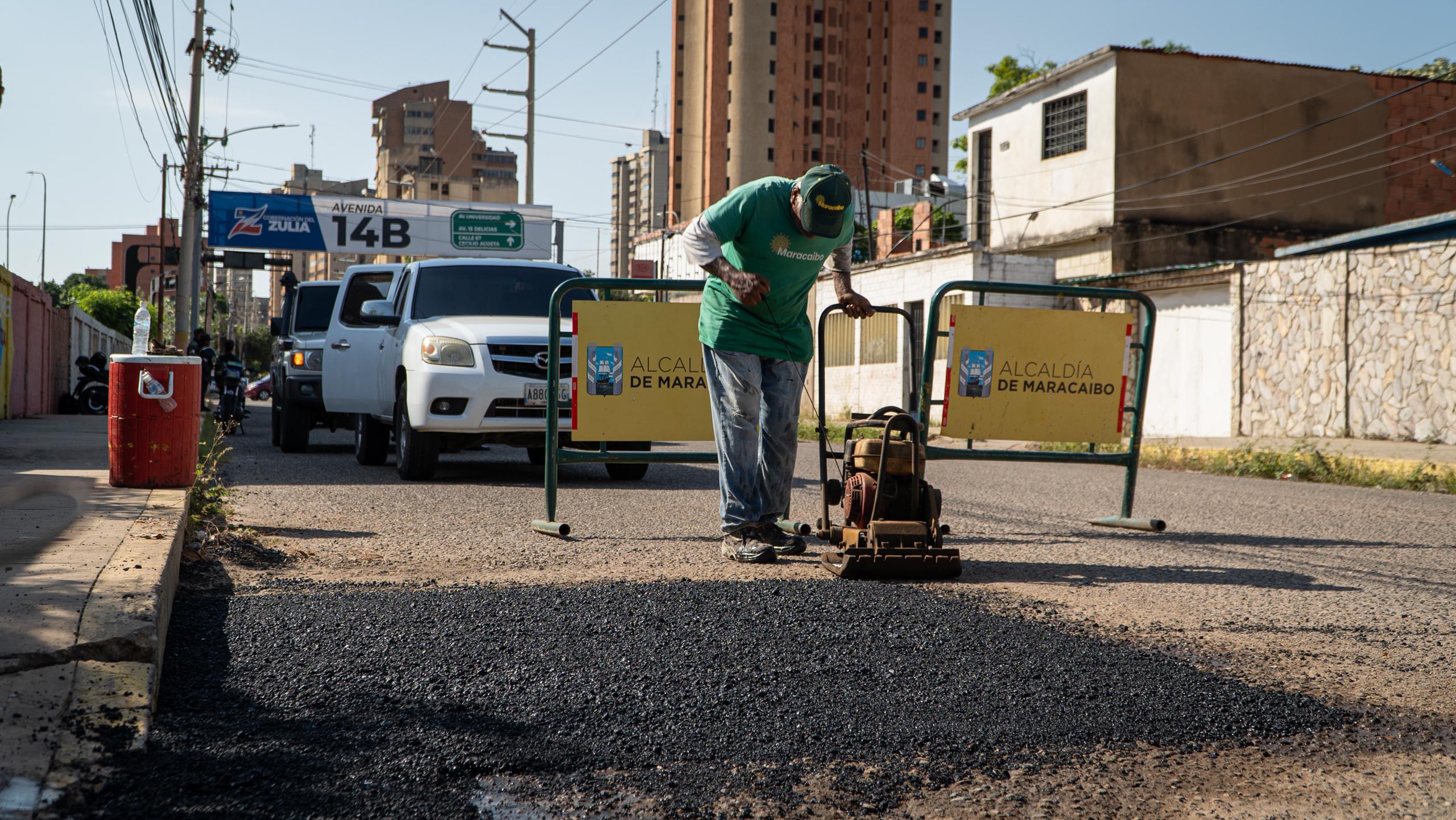 Plan Rápido de Bacheo arranca 2025 en la avenida 14B de la parroquia Olegario Villalobos