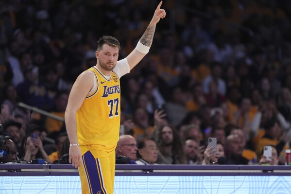 Los Lakers caen por primera vez con Doncic en cancha