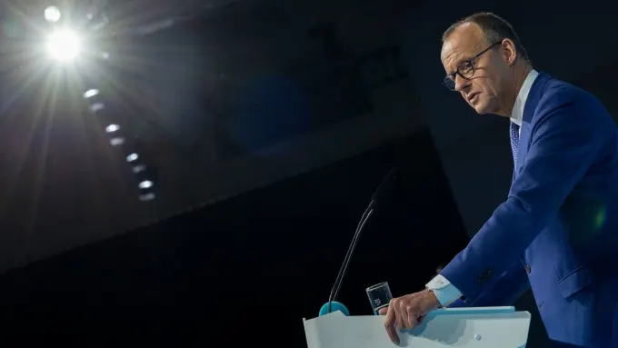 ¿Quién es Friedrich Merz, rival de Merkel y probable futuro canciller de Alemania?