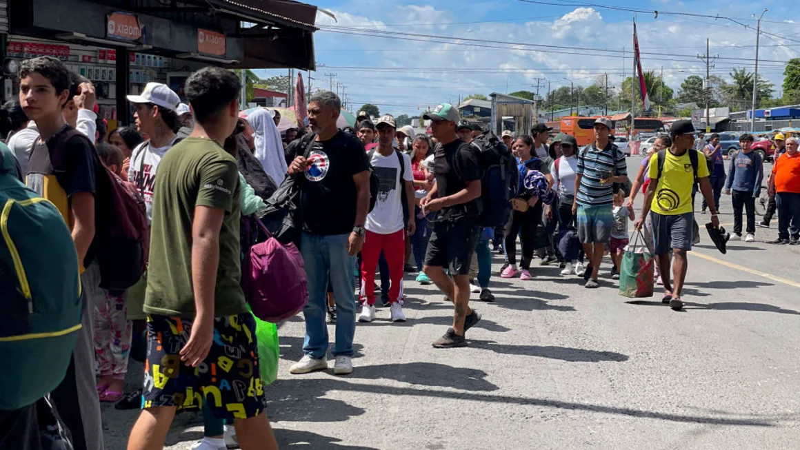 300 migrantes indocumentados viajarán desde Panamá hacia Colombia tras desistir de llegar a EE.UU., informa una fuente