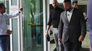 Los hermanos Tate regresan a Florida pese a sus cargos por tráfico de personas y abusos sexuales