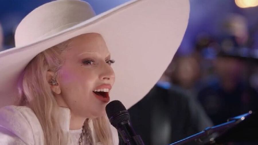 Lady Gaga canta “Hold my hand” previo al Super Bowl, en homenaje a las víctimas de las recientes tragedias en EEUU