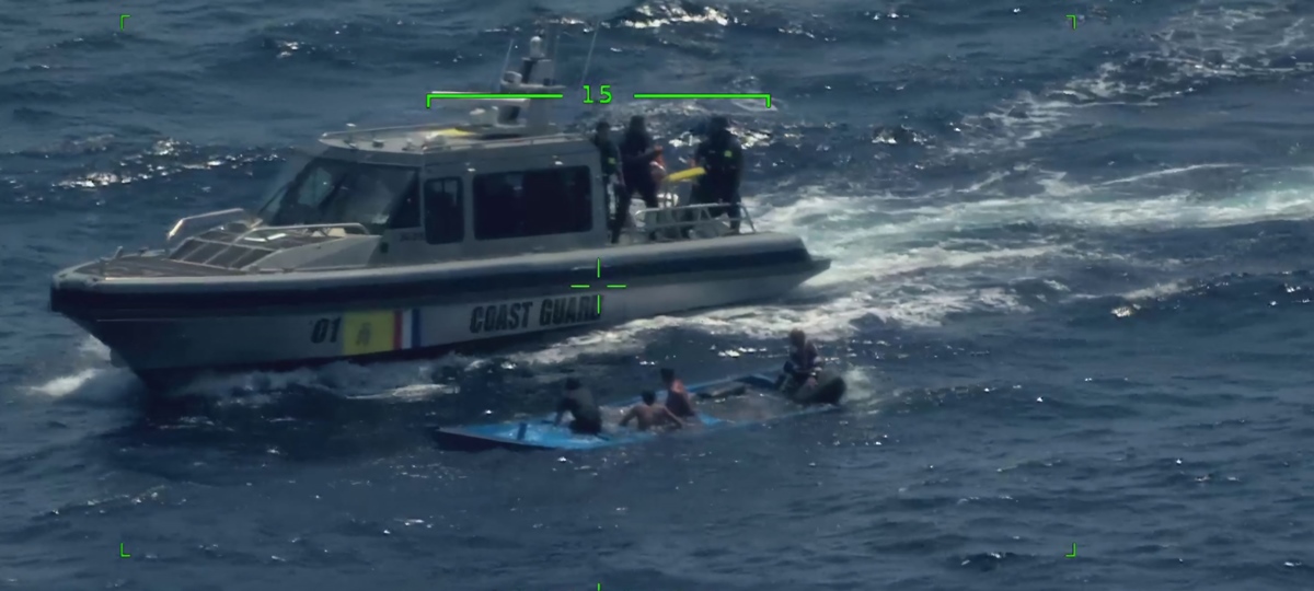Rescataron a 10 migrantes venezolanos tras volcarse lancha rumbo a Curazao