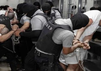 Familiares de venezolanos deportados por EE.UU. a El Salvador piden a Bukele su liberación