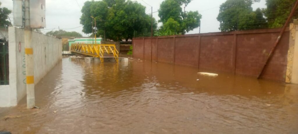 Inundaciones afectan el sector Adam Sthormes en San Francisco tras desbordamiento de cañada