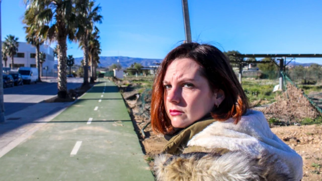 “Primero buscas para encontrarlo con vida y luego para poder enterrarlo”: la joven que perdió a su padre en la DANA de Valencia hace casi 5 meses y aún sigue buscándolo