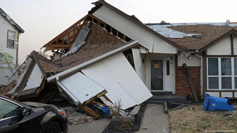 Tornados e incendios arrasan el centro y sur de EE.UU. y provocan al menos 32 muertes