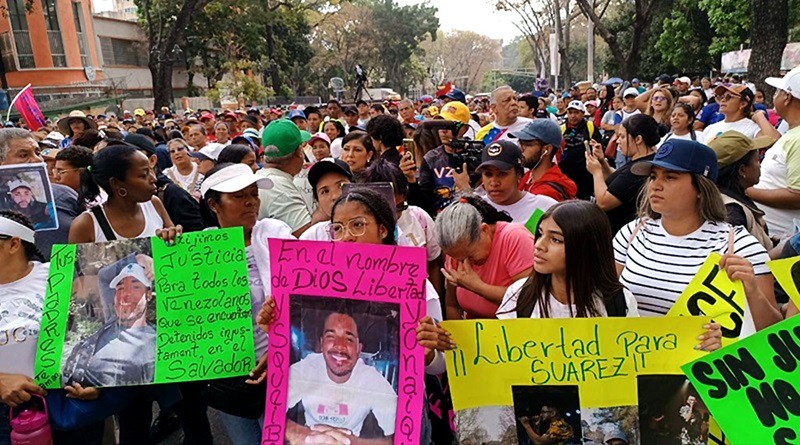Venezolanos marchan y recolectan firmas en apoyo a migrantes secuestrados en El Salvador