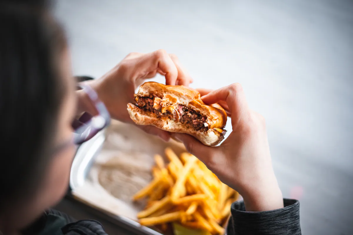 La obesidad comienza en el cerebro: apenas cinco días comiendo comida basura bastan para alterar el sistema de recompensa