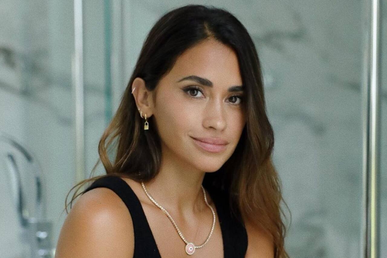 Antonela Roccuzzo deslumbró con un look urbano y súper canchero en blanco y negro