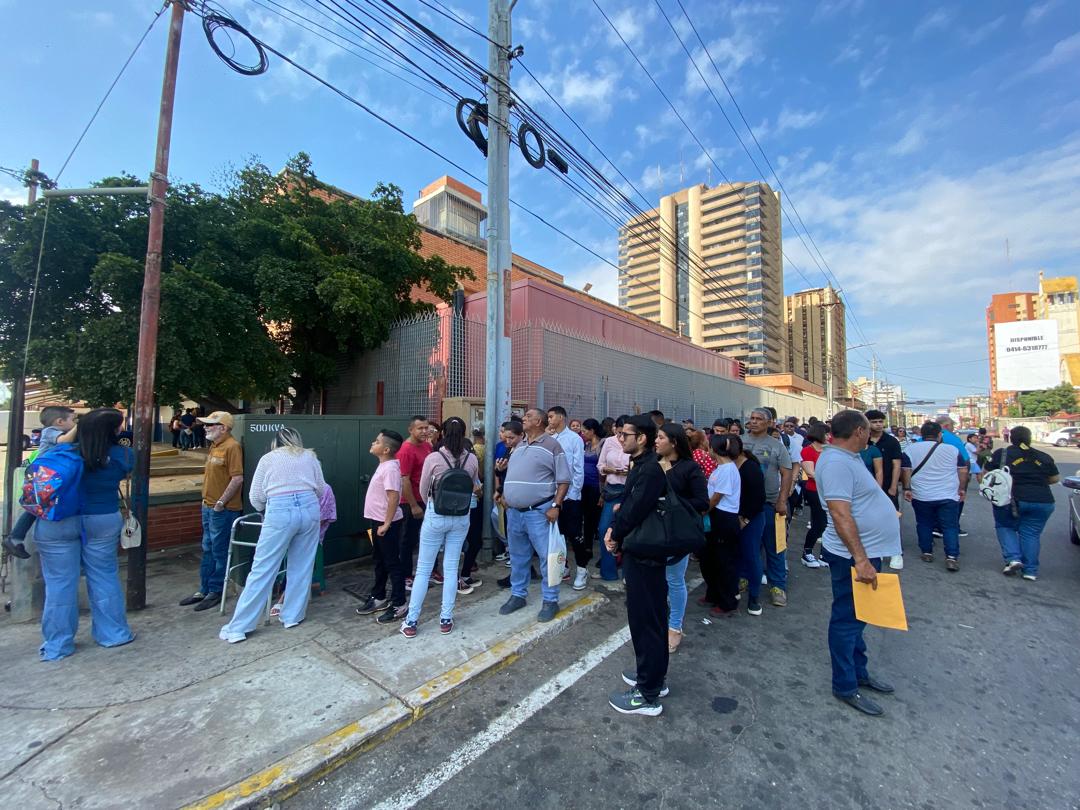 Ciudadanos enfrentan extensas filas en jornada de cedulación del SAIME en Valle Frío
