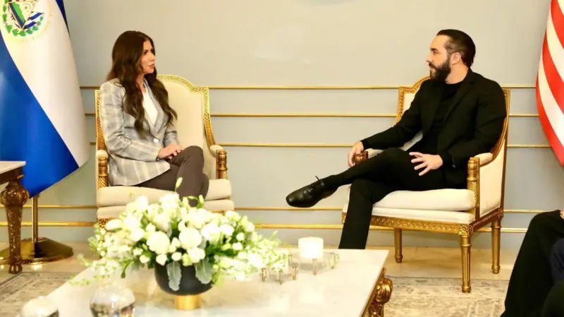 Los gobiernos de Trump y Bukele buscan reforzar la cooperación para el envío de deportados de EE.UU. a El Salvador pese a los desafíos legales