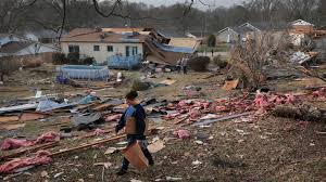 Tornados e incendios arrasan el centro y sur de EE.UU. y provocan al menos 32 muertes