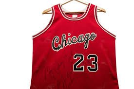 Venden una camiseta de Michael Jordan por 4,2 millones: es la única autentificada de su año de novato