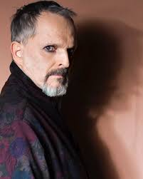 Miguel Bosé regresa al Auditorio Nacional: Fans rememoran viejos tiempos y se enfrentan a elevados precios de mercancía