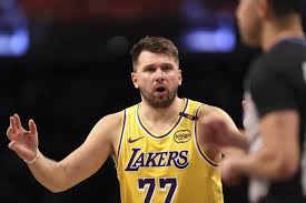 Patinazo de los Lakers ante los Nets con triple-doble de Doncic