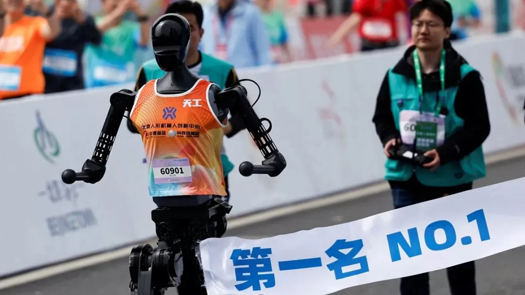 Este robot humanoide chino de 1,80m ha corrido y acabado una media maratón en Pekín