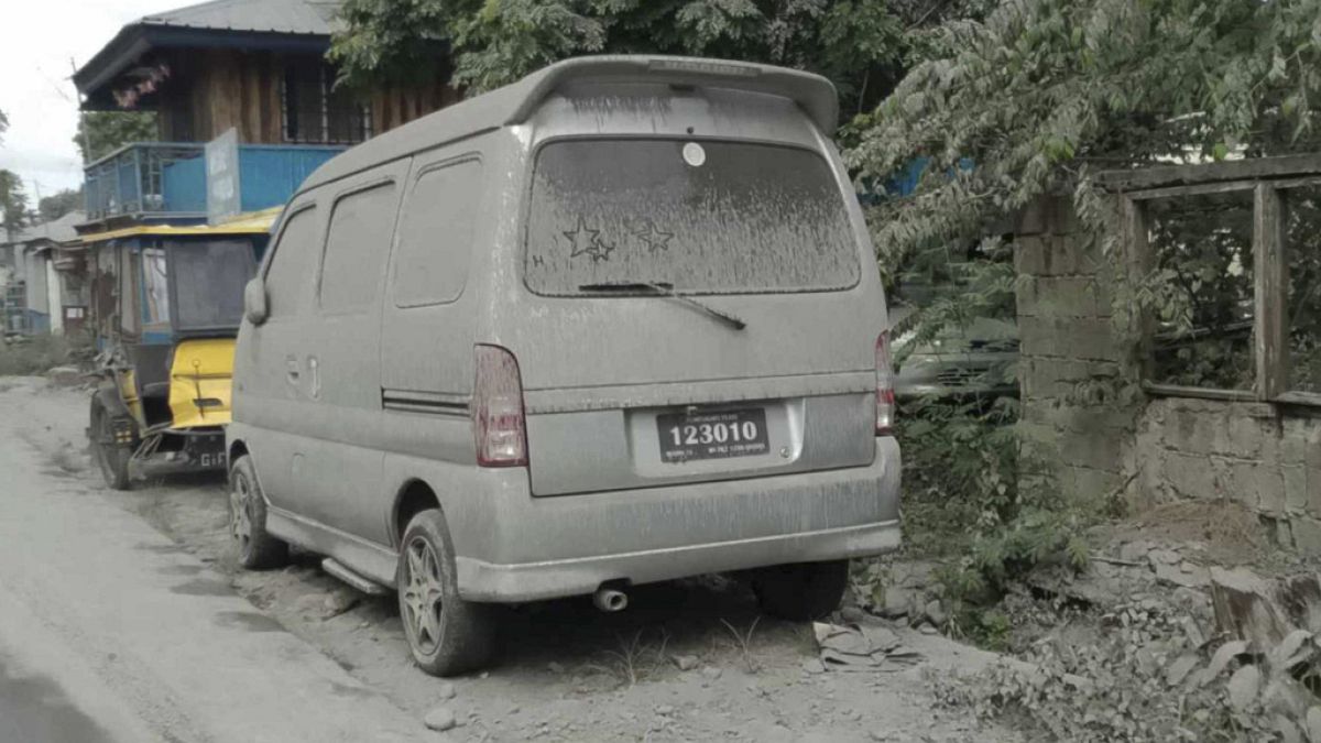El volcán Kanlaon en Filipinas entra en erupción y arroja cenizas sobre varias aldeas agrícolas