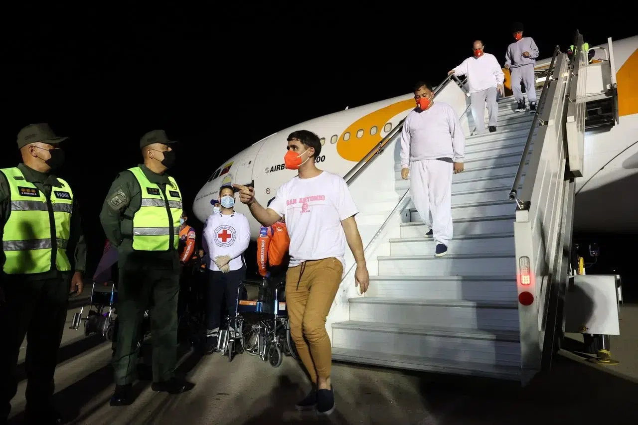 Más de 500 migrantes venezolanos retornan al país en vuelos coordinados
