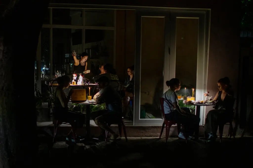 Puerto Rico enfrenta prolongado apagón eléctrico; servicio no se restablecerá totalmente hasta el viernes