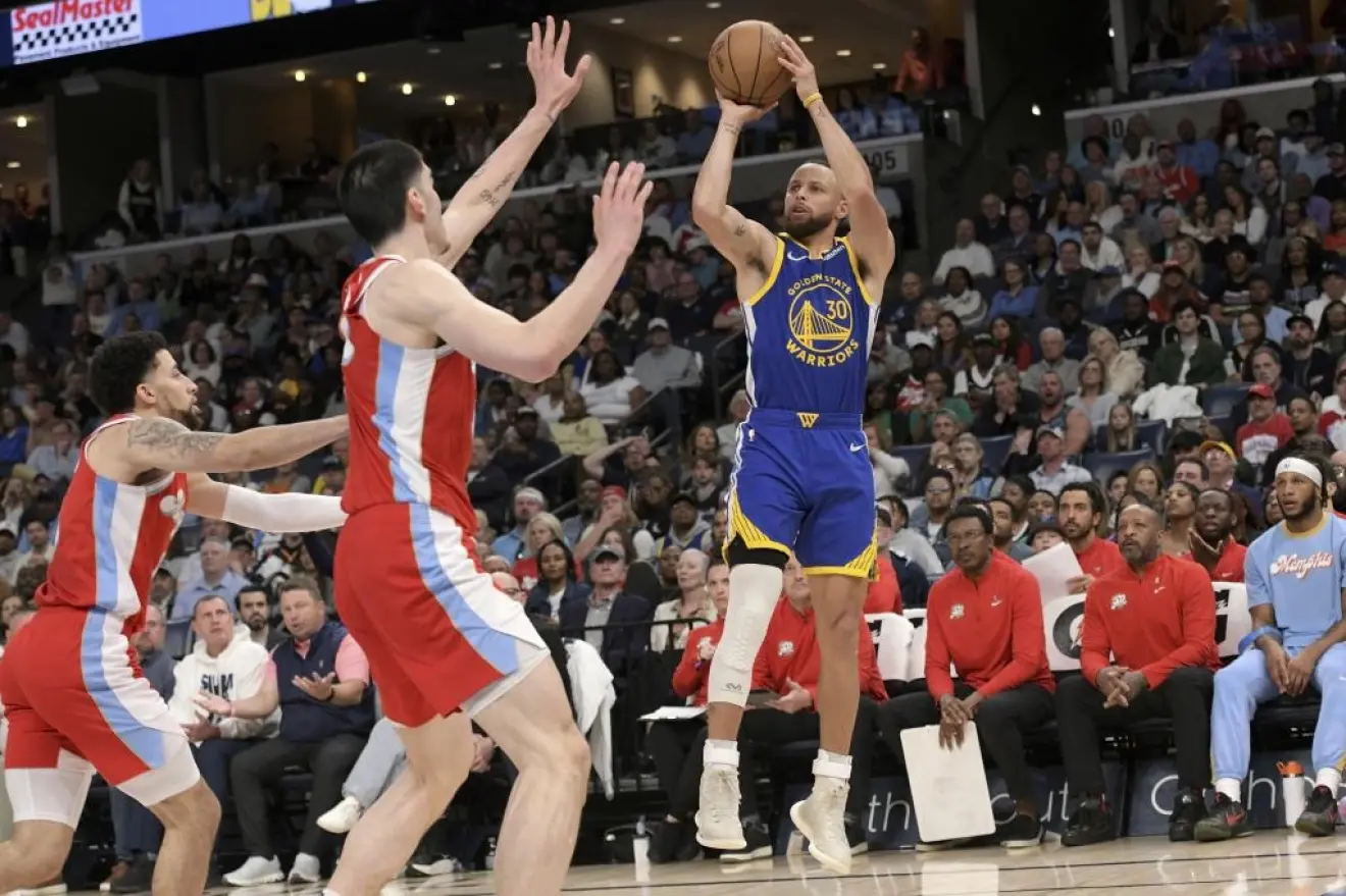Exhibición histórica de Curry con 52 puntos y 12 triples: “Es increíble verle en acción con 37 años”