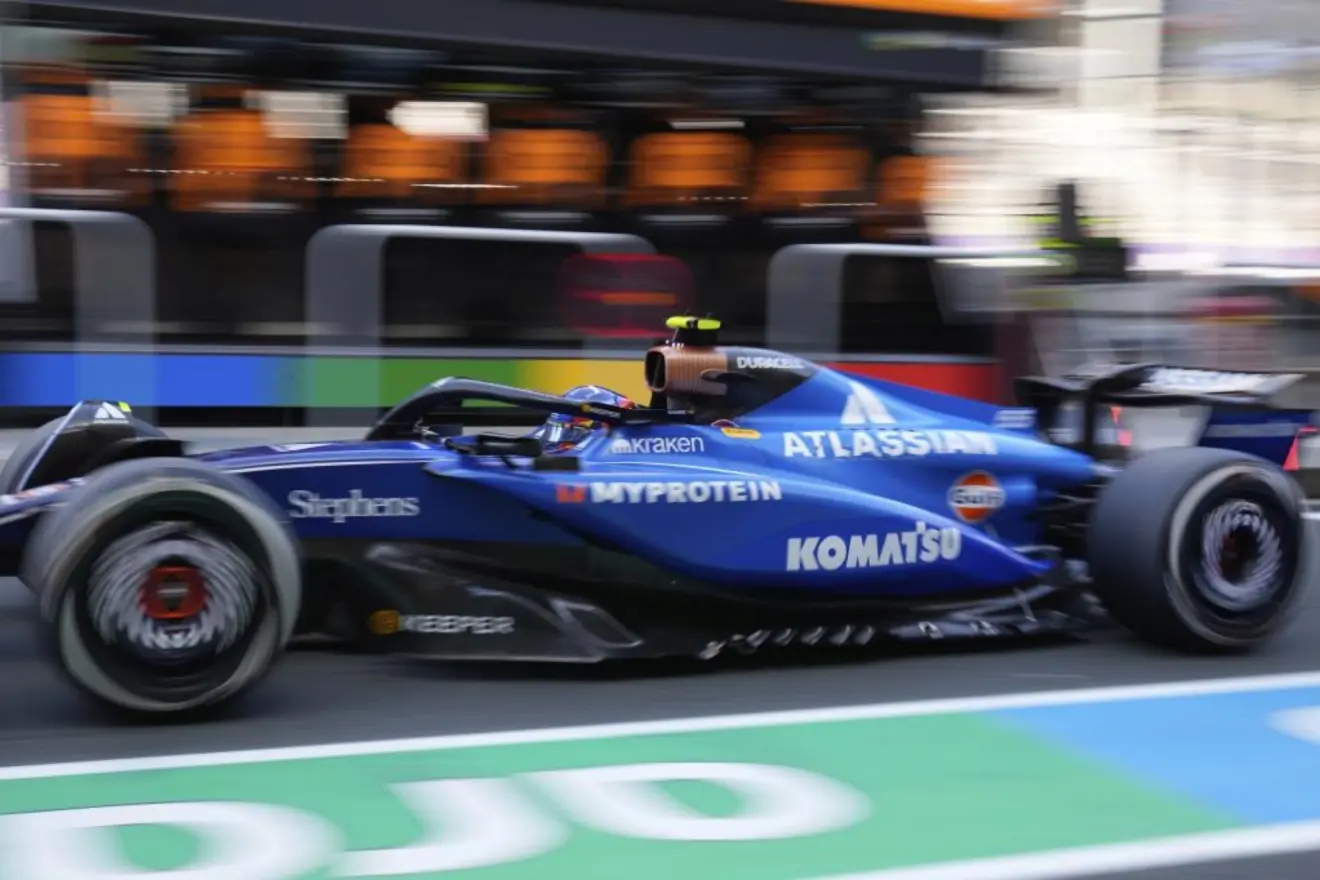 Sainz saca músculo en el igualadísimo Libre 1 de Arabia