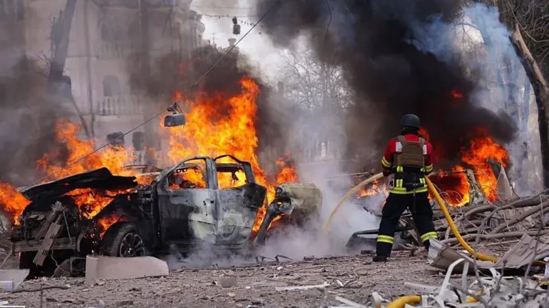 “Cruza cualquier línea de decencia”: un doble ataque con misiles rusos deja a decenas de civiles muertos en la ciudad ucraniana de Sumy