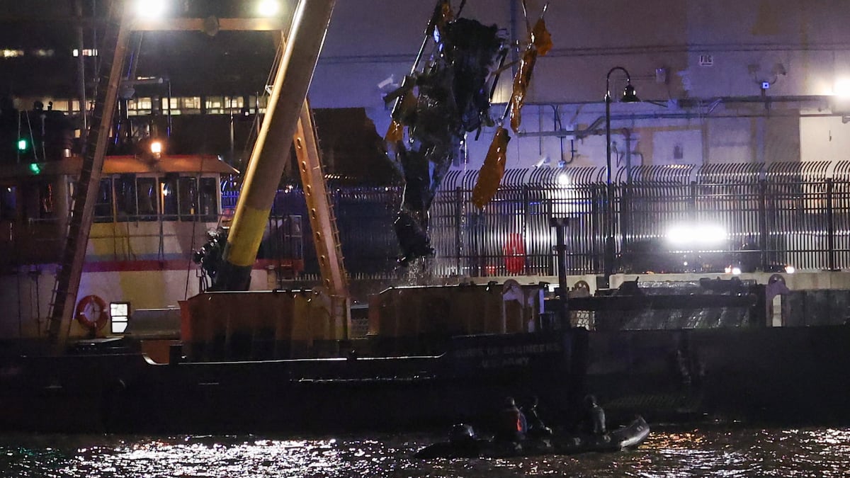 Mueren cinco españoles tras estrellarse un helicóptero en el río Hudson de Nueva York