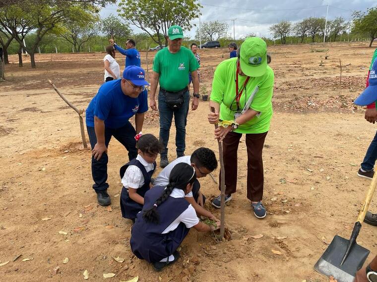 “Microbosques Urbanos” suma 100 nuevos árboles en Maracaibo para celebrar el Día de la Tierra