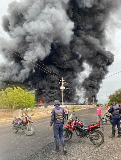 Denso incendio en San Francisco, Zulia: Medios reportan afectación a sector camaronero
