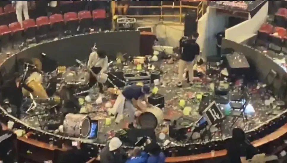 Público acabó con escenario en México porque el cantante no interpretó narcocorridos.