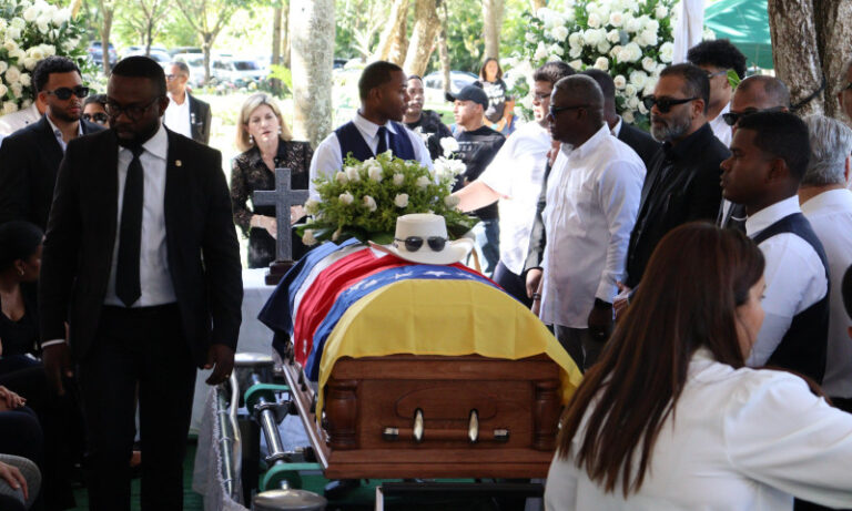 Sepultan a Rubby Pérez en medio de cantos y muestras de amor