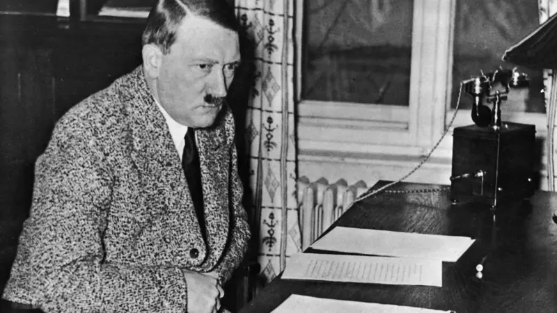“Hitler estaba destrozado, su rostro era una máscara de miedo y confusión”: cómo fueron los últimos días del líder nazi hace 80 años