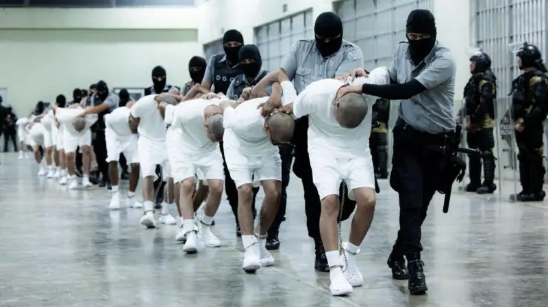 Qué dice la ley de 1798 que Trump invocó para deportar a cientos de venezolanos a El Salvador y que la Corte Suprema permitió que se siga usando