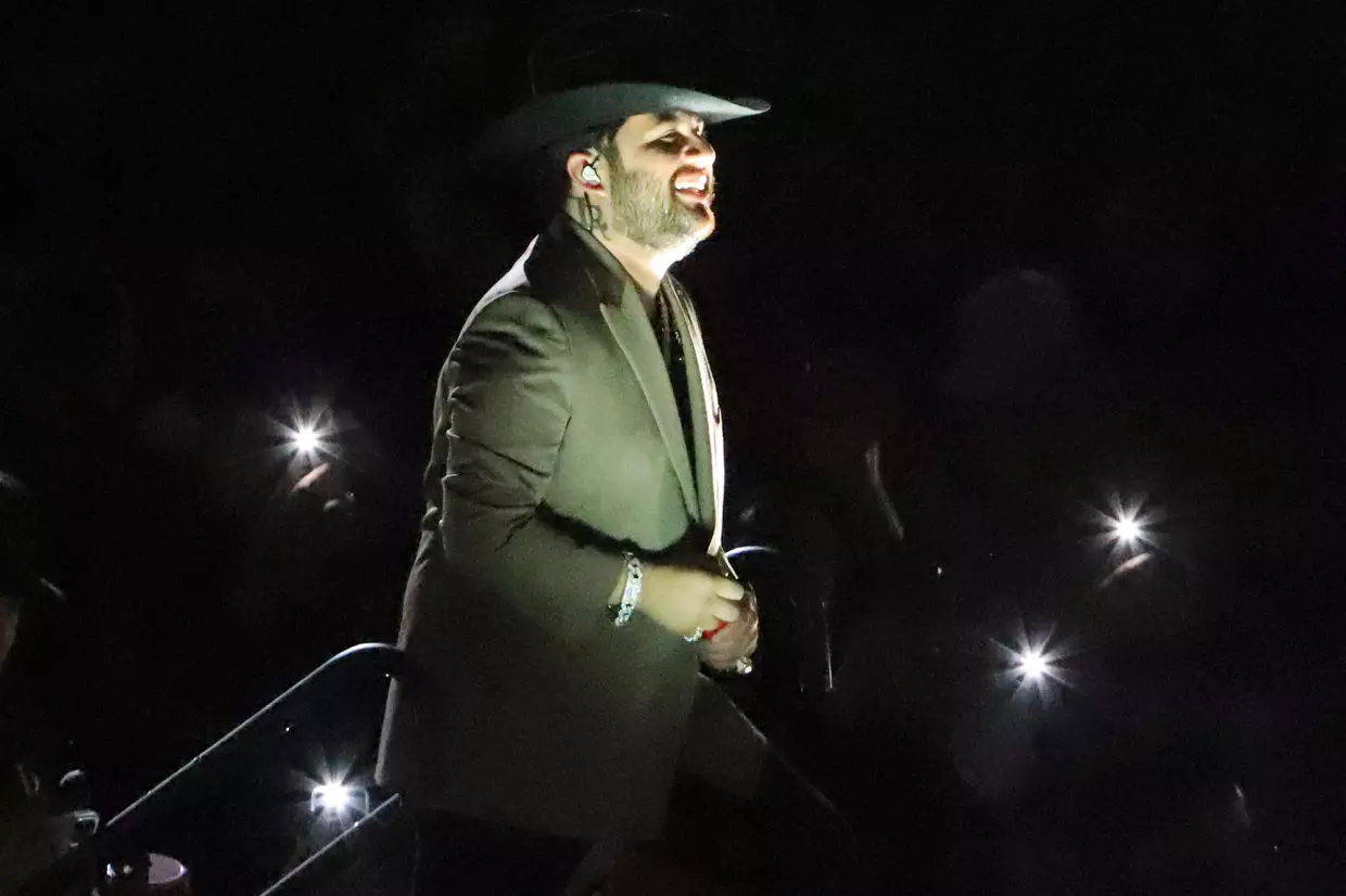 Caos por falta de corridos en concierto mexicano de Conriquez. ¿Qué pasará en California?