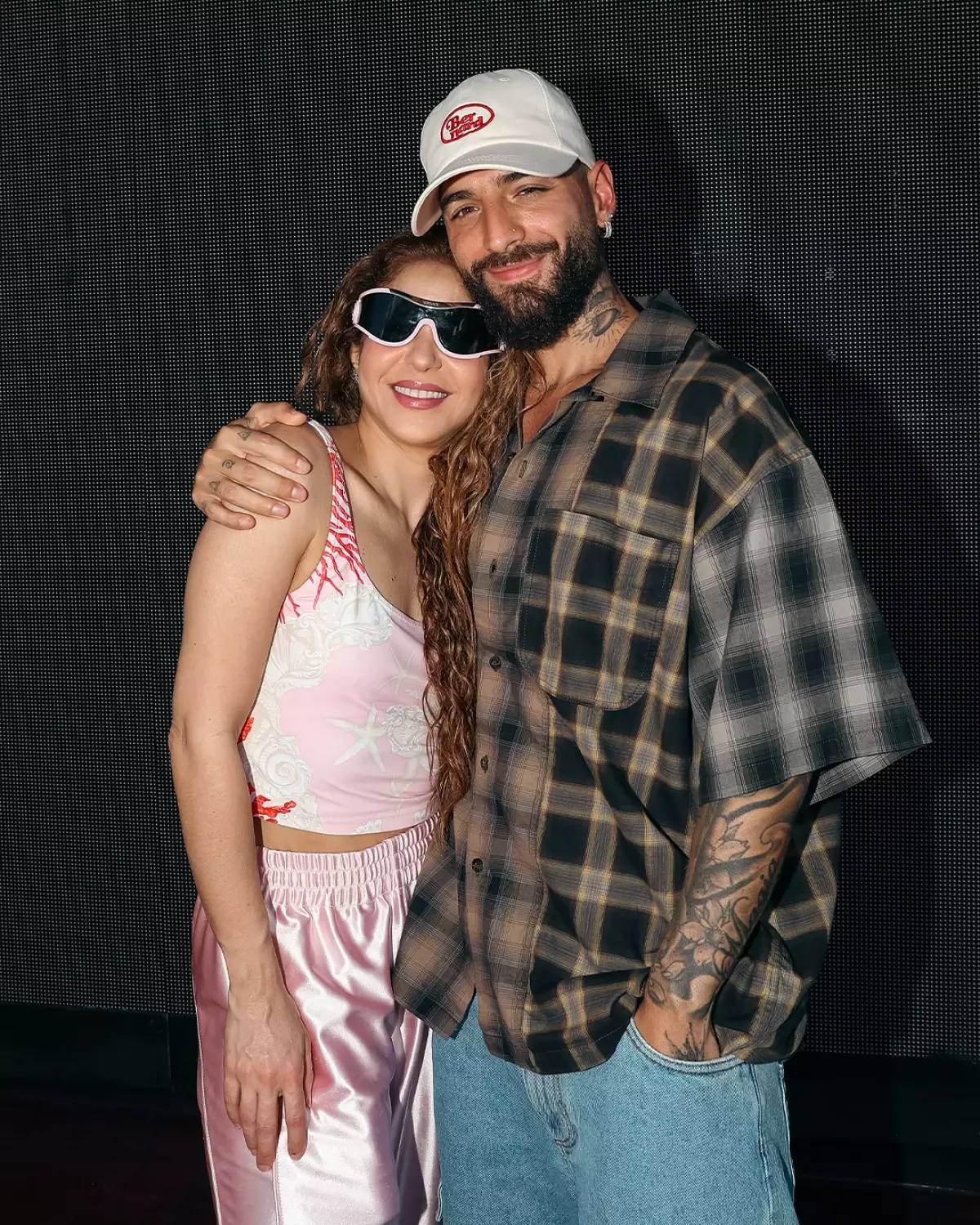 Shakira demuestra sus dotes de jinete en la finca de Maluma