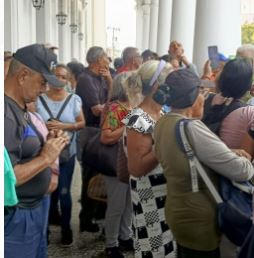 Jubilados de la Gobernación del Zulia exigen en protesta el pago de prestaciones sociales pendientes y atención médica prometida