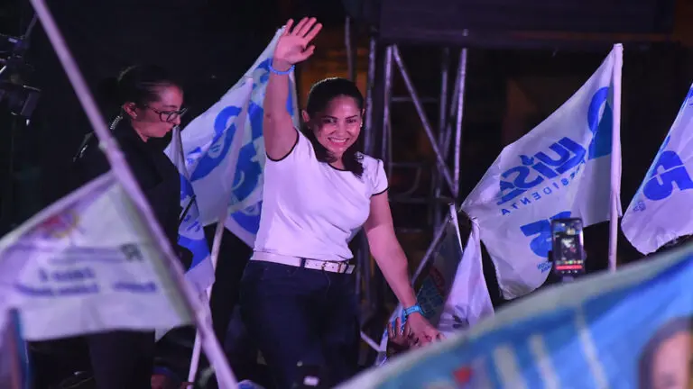 Luisa González denuncia irregularidades en el proceso electoral y anuncia impugnaciones