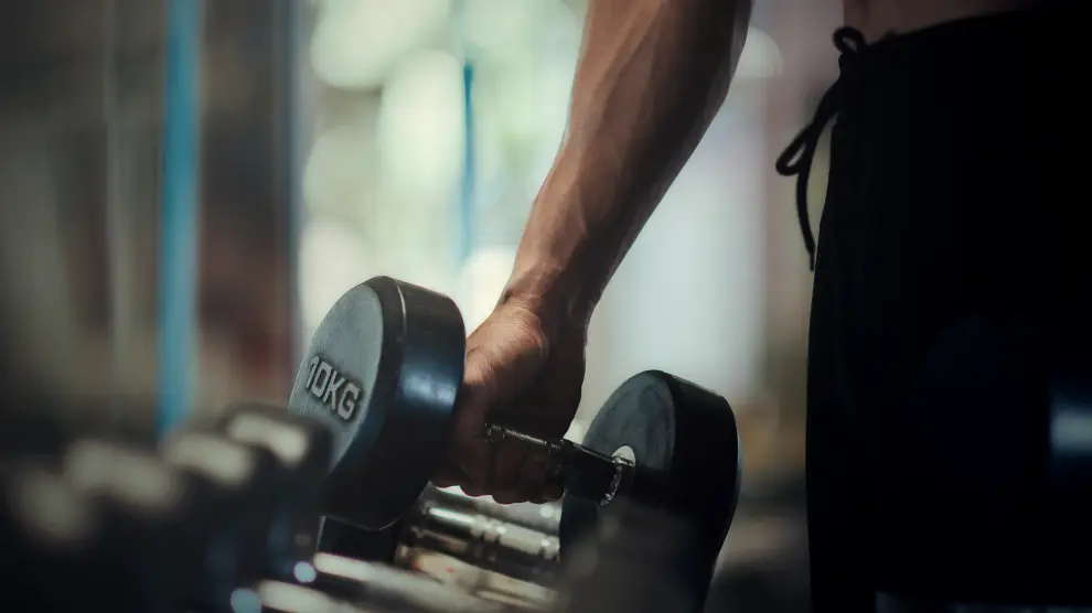 ¿Tienes entre 40 y 50 años? Este es el peso que deberías poder levantar con cada mano durante un minuto, según un cardiólogo