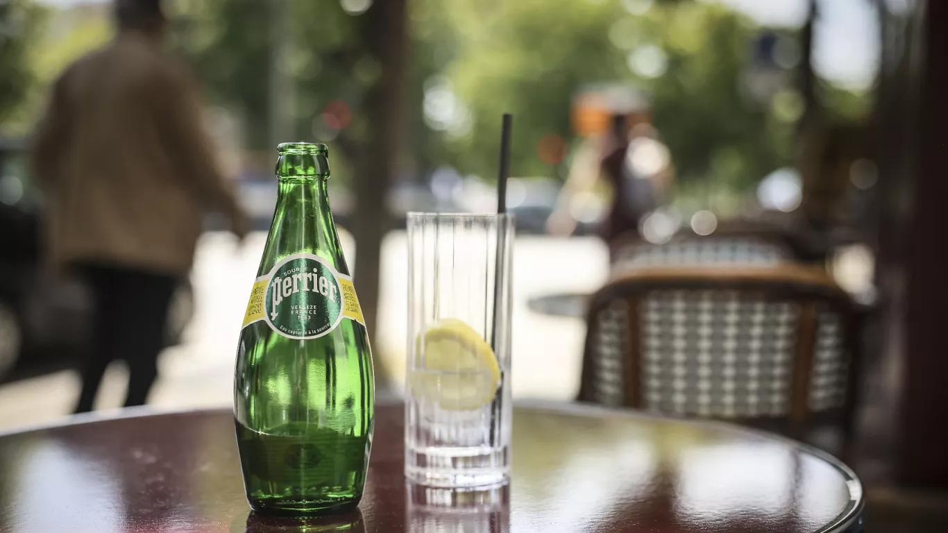 El Gobierno francés encubrió el fraude millonario de Nestlé con agua mineral tratada ilegalmente, según el Senado