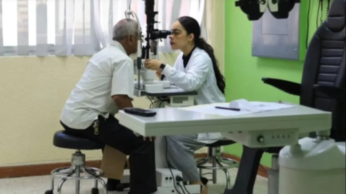 Ministro de Educación muestra los primeros lentes fabricados por el Ipasme para los docentes