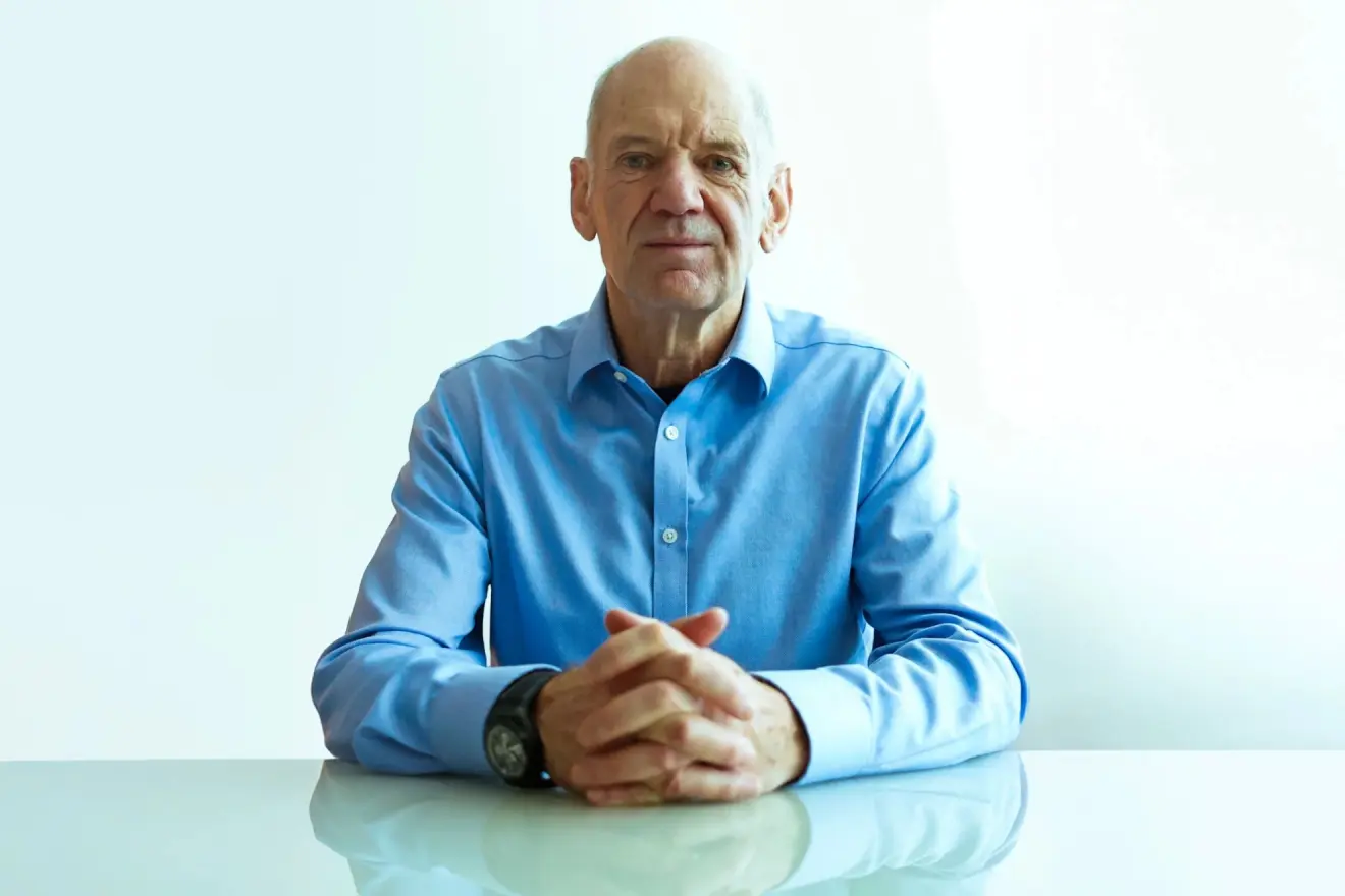 Newey explica todo: el Aston Martin de 2026, Alonso, su cuaderno…