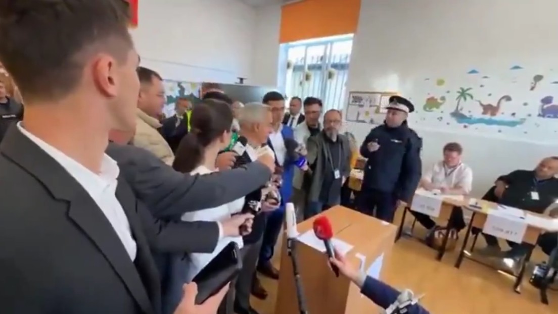 La Policía rumana escolta a un candidato de la oposición fuera del colegio electoral