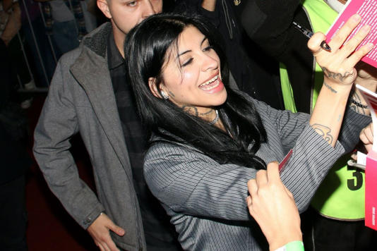 Cazzu se deja consentir por sus fans mexicanos; así la recibieron a su llegada a la CDMX