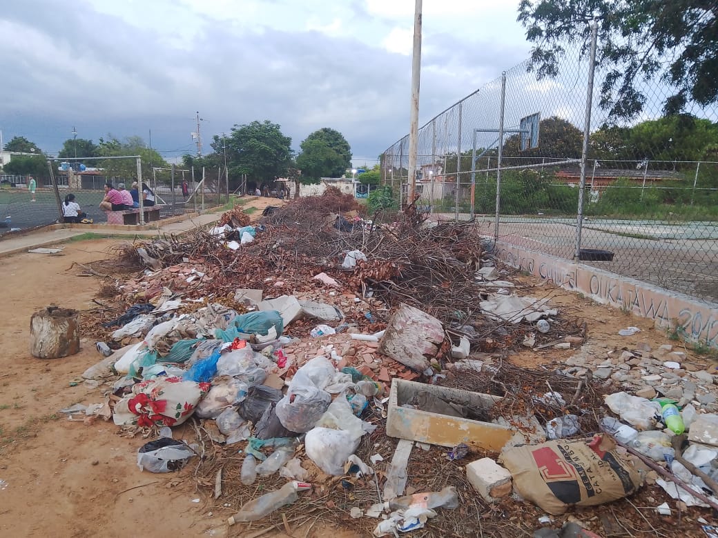 Vecinos de San Jacinto denuncian acumulación de basura en canchas deportivas
